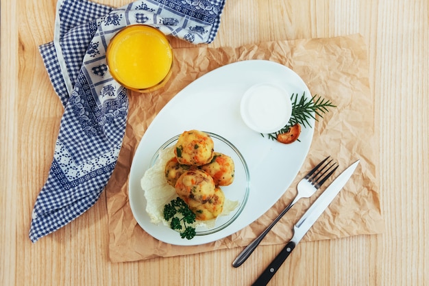 Bolas de falafel de grão de bico com mesa de madeira de legumes.