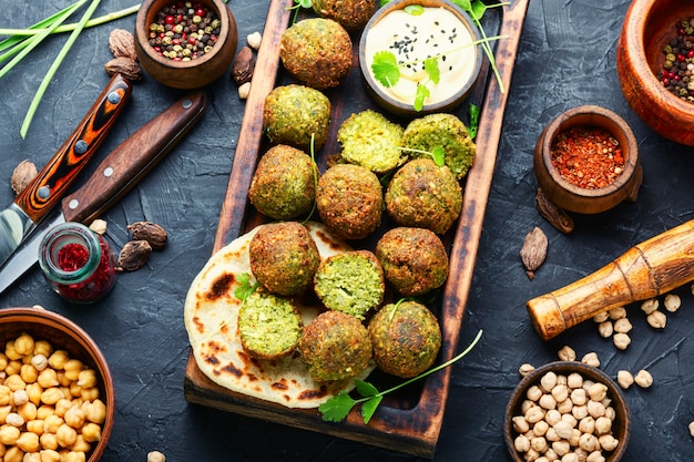 Bolas de falafel em uma tábua de madeira.