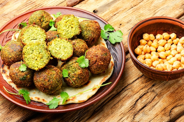 Bolas de falafel feitas de legumes picados ou grão de bico. Falafel de grão de bico fresco