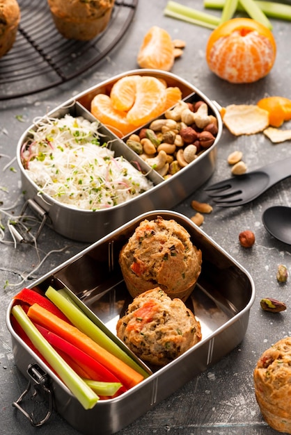 Bolas de falafel vegetarianas na lancheira Idéia de brunch saudável para viagem