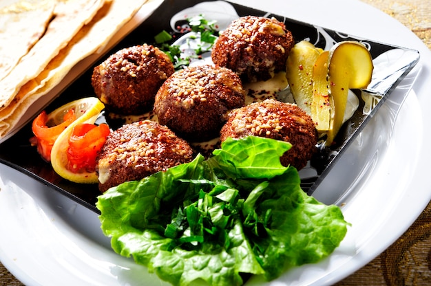 Bolas de Falafel vegetariano saudável com picles.