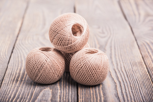 Bolas de fio de fio para tricotar em madeira.