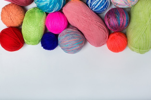 Bolas de fios coloridos do crochê de malha arco-íris