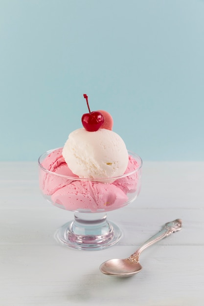 Bolas de gelado na tigela e colher na mesa