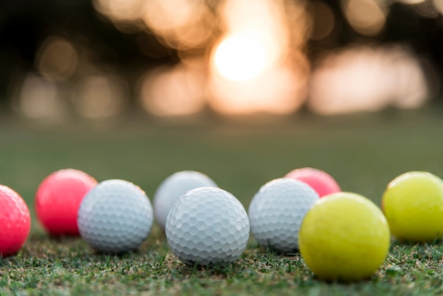 Bolas de golfe em close-up no curso