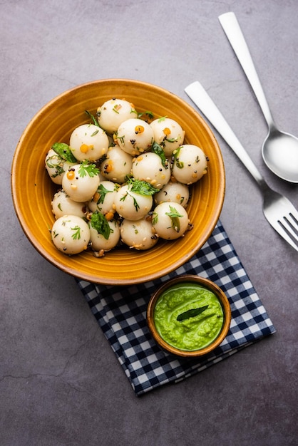 Bolas de Idli macias e esponjosas ou goli à toa com chutney verde e vermelho receita de comida do sul da Índia