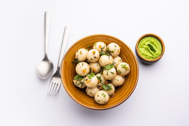 Bolas de Idli macias e esponjosas ou goli à toa com chutney verde e vermelho receita de comida do sul da Índia