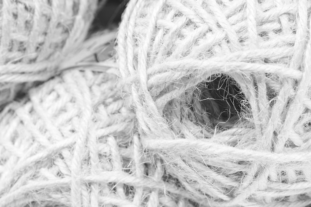 Bolas de lã branca variedade de fios em exposição na loja Venda de fios para tricotar belos suéteres de lã