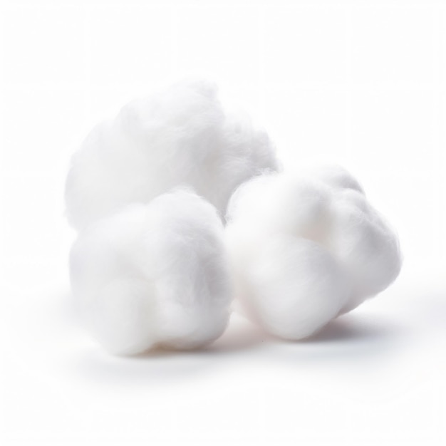 Bolas de lã de algodão limpa isoladas sobre fundo branco