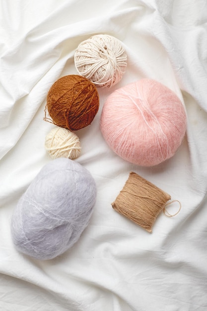 Bolas de lã e mohair para tricô em tons pastel