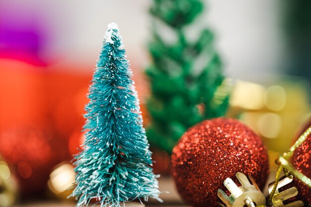 Bolas de luzes decorativas e fundo de Natal de pinho e feriado de ano novo
