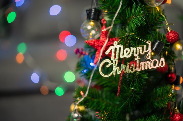 Bolas de luzes decorativas e fundo de Natal de pinho e feriado de ano novo