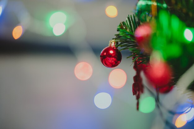 Bolas de luzes decorativas e fundo de Natal de pinho e feriado de ano novo