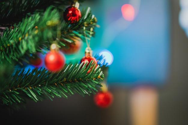 Bolas de luzes decorativas e fundo de natal de pinho e feriado de ano novo