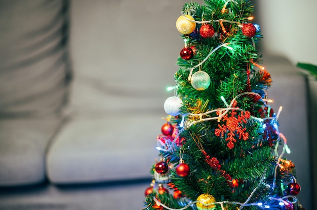 Bolas de luzes decorativas e fundo de Natal de pinho e feriado de ano novo