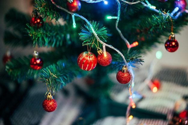 Bolas de luzes decorativas e fundo de Natal de pinho e feriado de ano novo