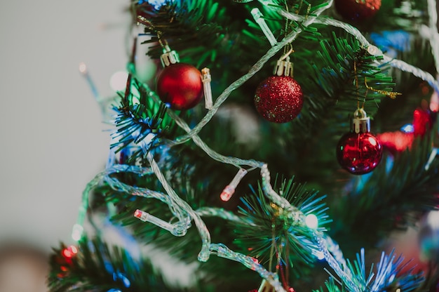 Bolas de luzes decorativas e fundo de natal de pinho e feriado de ano novo