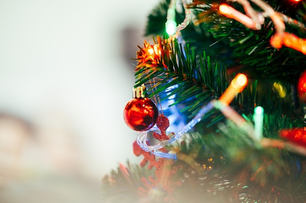 Bolas de luzes decorativas e fundo de Natal de pinho e feriado de ano novo