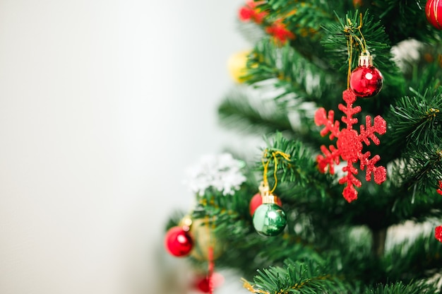 Bolas de luzes decorativas e fundo de Natal de pinho e feriado de ano novo