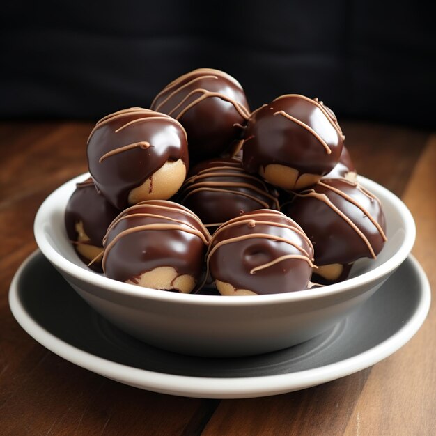 Bolas de manteiga de amendoim de Buckeyes mergulhadas em chocolate com aparência de noz
