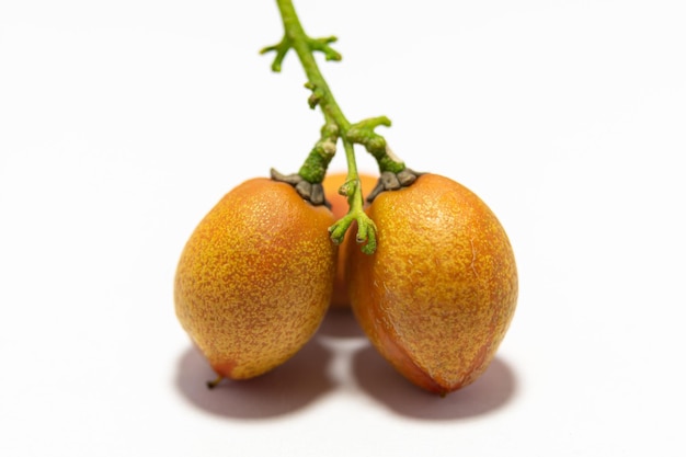 Bolas de manteiga de amendoim em um fundo branco