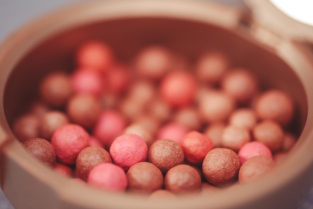 Bolas de maquiagem de blush rosa close-up. Foco seletivo