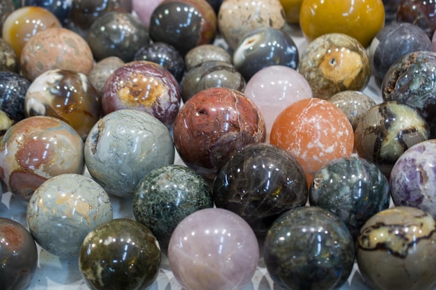 Bolas de mármore coloridas brilhantes cortadas em formas redondas