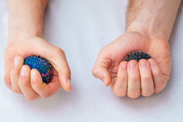 Bolas de massagem de borracha nas mãos