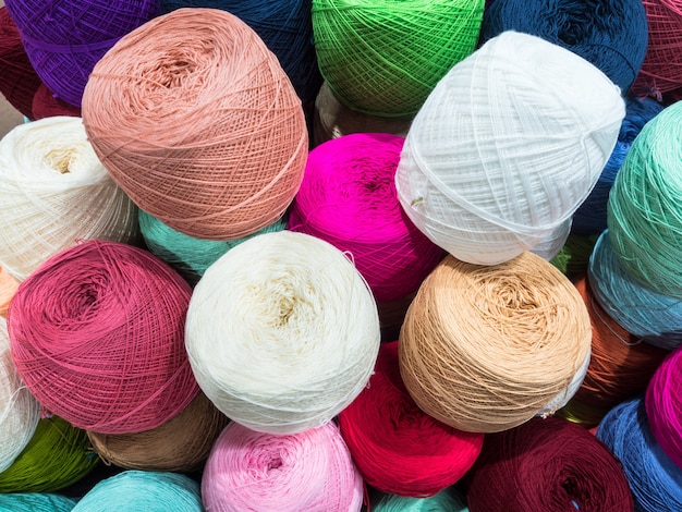 Bolas de multi cor de lã e tricô