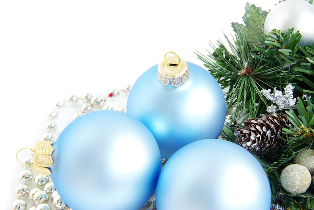 Bolas de natal azuis isoladas em um branco