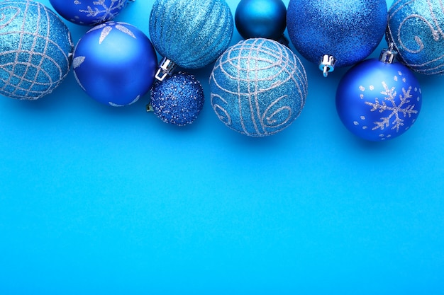 Bolas de natal azuis sobre um fundo azul