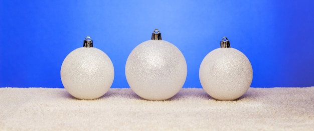 Bolas de Natal branco. decorações de Natal