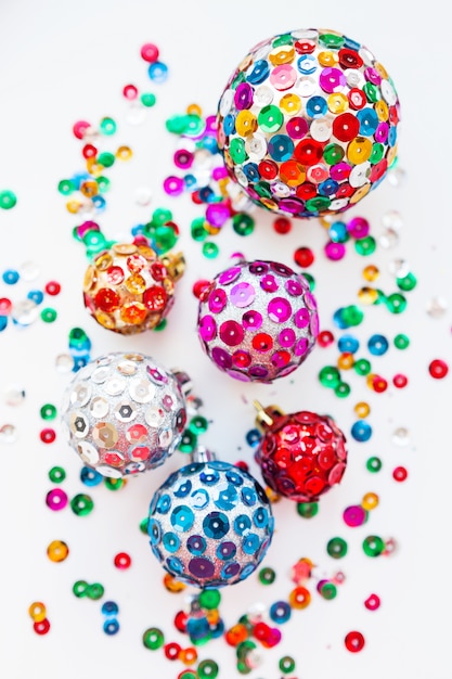 Bolas de Natal brilhantes artesanais com lantejoulas brilhantes coloridas