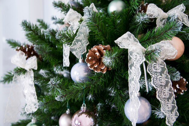 Bolas de Natal brilhantes penduradas em galhos de pinheiro