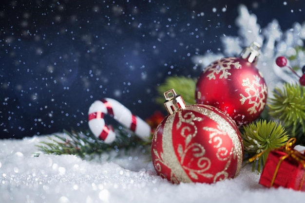 Bolas de Natal com árvore e decorações na neve Cartão de feliz ano novo