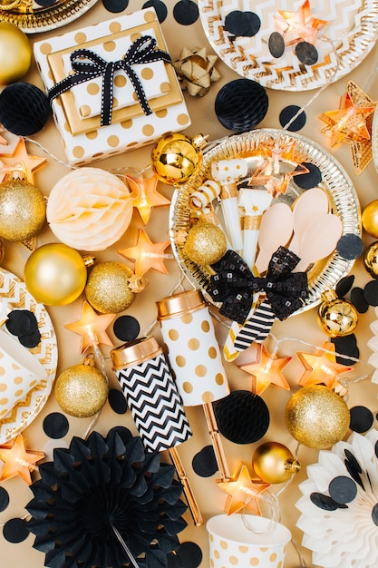 Bolas de Natal com decoração nas cores dourada e preta. Camada plana, vista superior