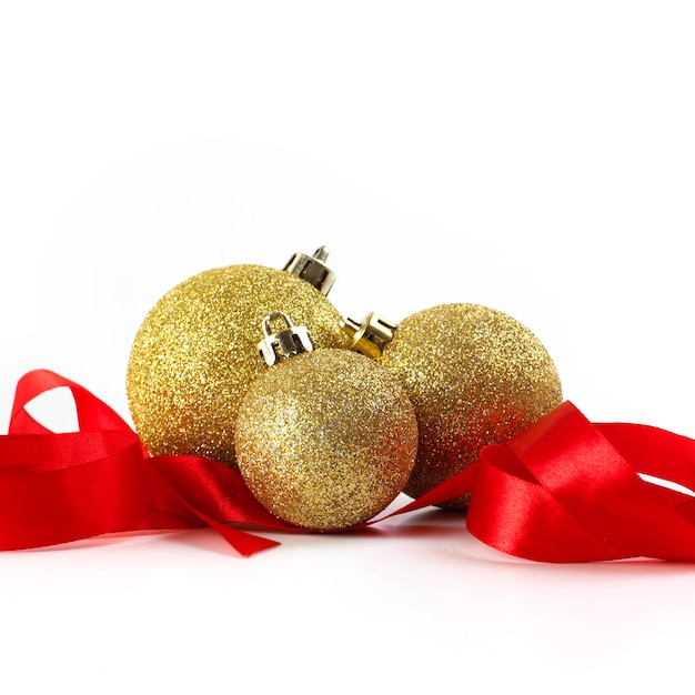 Bolas de Natal de ouro com fita isolada no branco