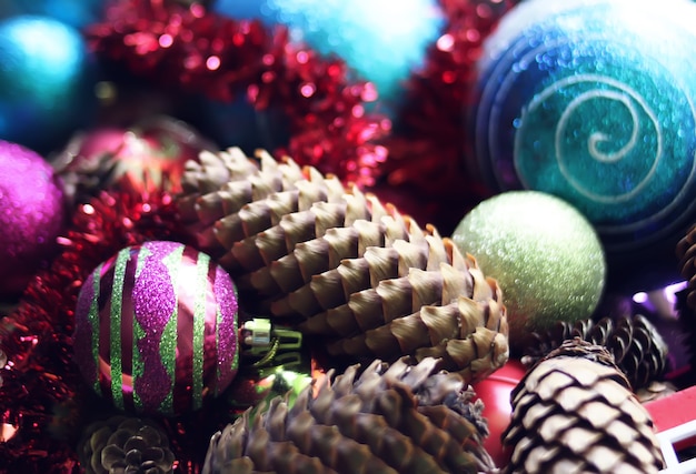 Bolas de natal decorativas e cones de árvore do abeto fecham.