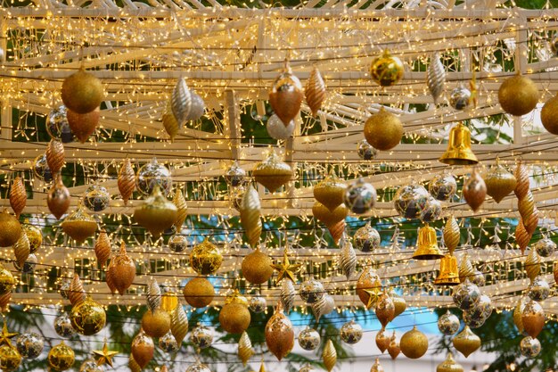 Bolas de Natal douradas, bolas de Natal silve e pequenas luzes