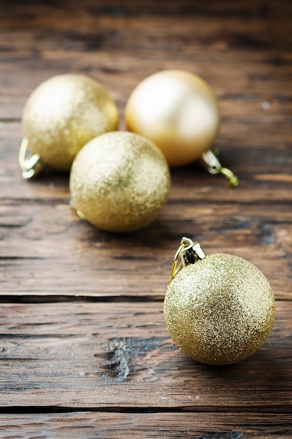 Bolas de Natal douradas na mesa de madeira