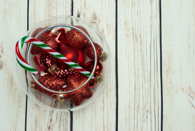 Bolas de Natal e bastão de doces em um vaso redondo, vista superior