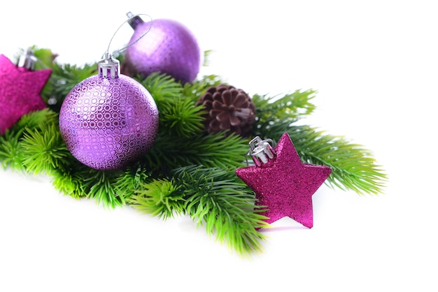 Bolas de Natal e estrelas decorativas na árvore do abeto, isoladas no branco