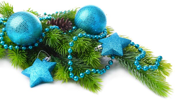 Bolas de Natal e estrelas decorativas na árvore do abeto, isoladas no branco