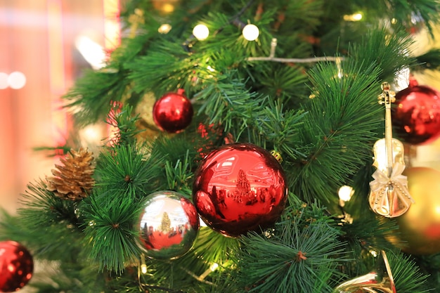 Bolas de Natal e luz pendurado em galhos de pinheiro. Fundo de inverno de Natal.