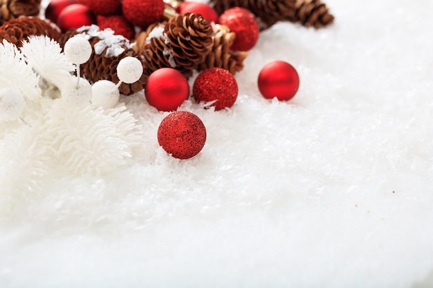 Bolas de Natal e neve no fundo branco