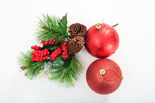 Bolas de Natal em fundo branco