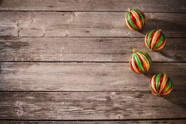 Bolas de natal em fundo de madeira