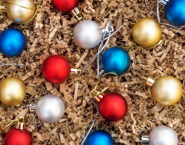Bolas de Natal em textura de papel decorativo Fundo de ano novo Vista superior