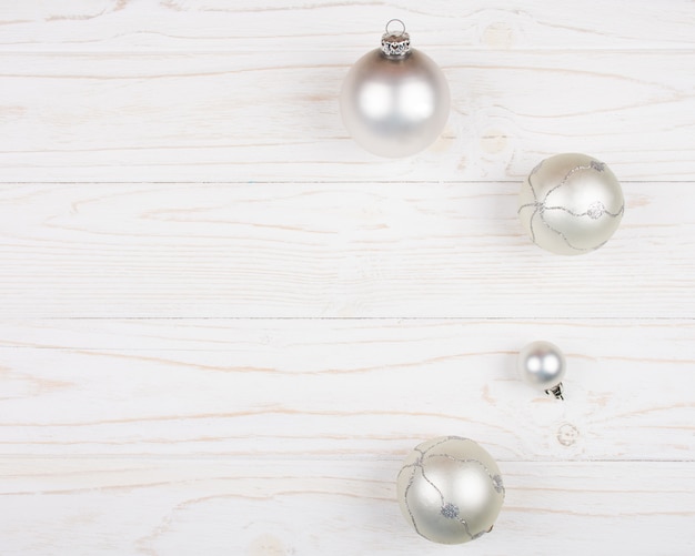 Bolas de Natal em um fundo branco de madeira