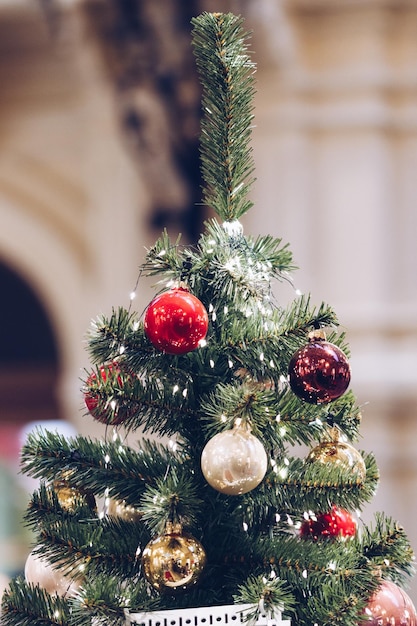 Bolas de natal multicoloridas em uma árvore de natal